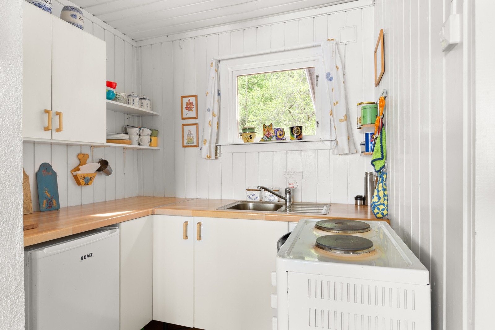 Kjøkkeninnredning fra 2010 med glatte fronter og benkeplate av laminat med nedsenket oppvaskkum. Galleribilde