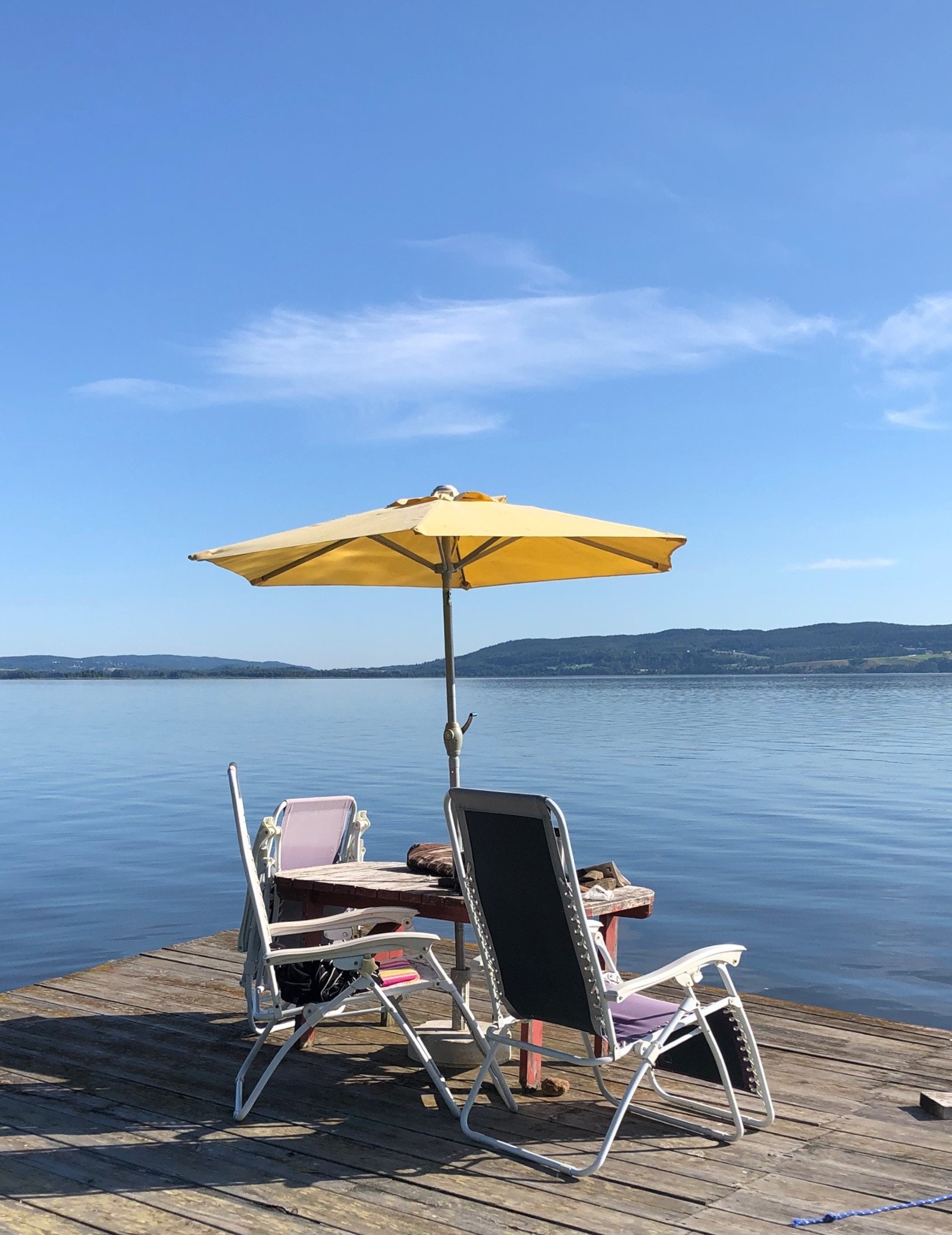 Når du står på brygga nedenfor hytta er det 6 km over til den andre sida. Nesten som å være ved havet! Galleribilde
