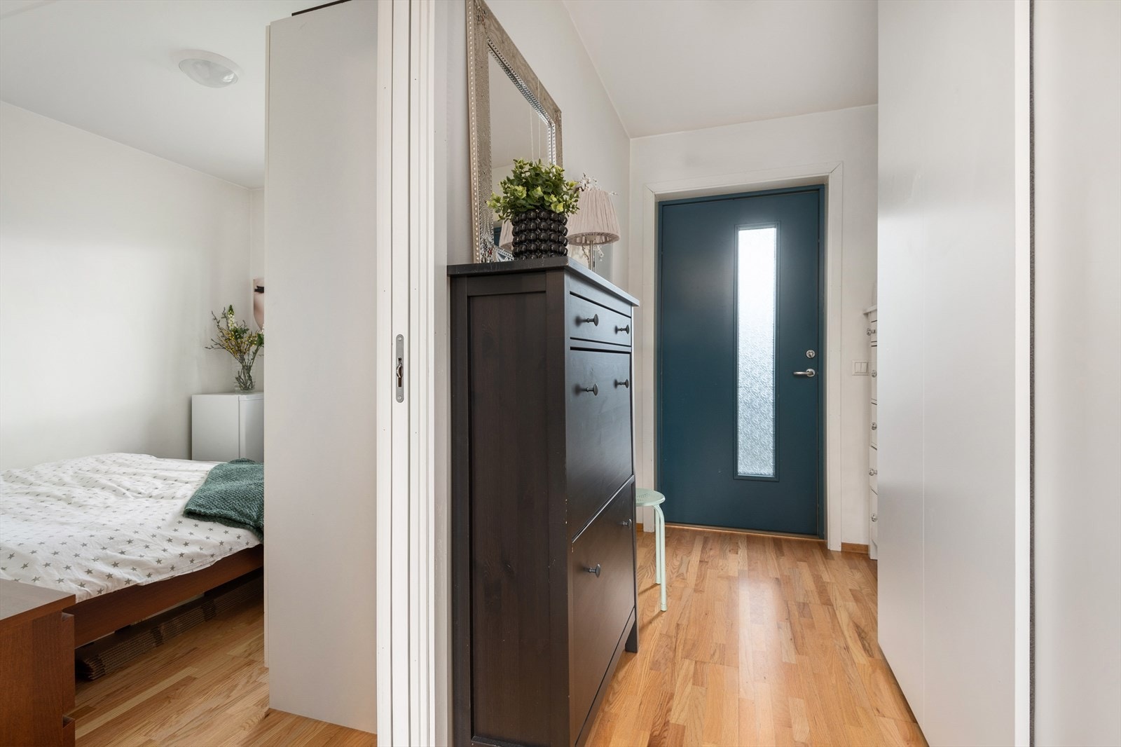 Romslig entrè til leiligheten. Galleribilde