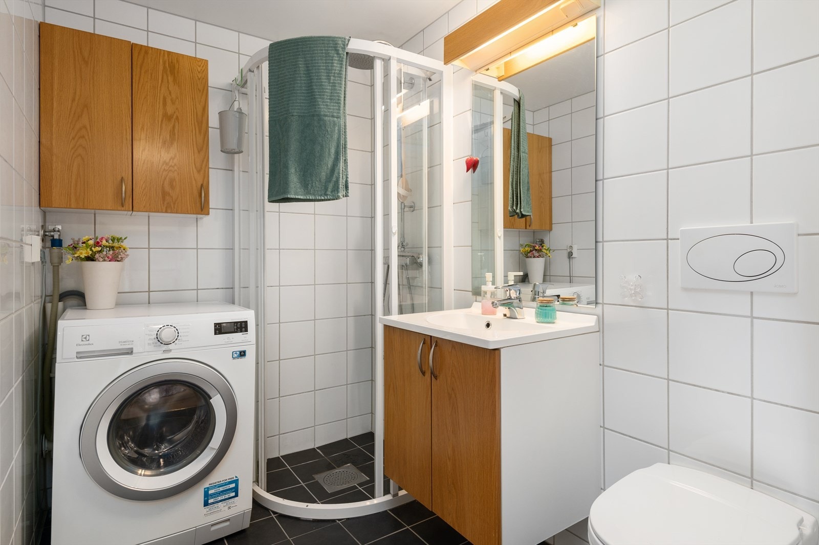 Flislagt bad med opplegg for vaskemaskin. Galleribilde