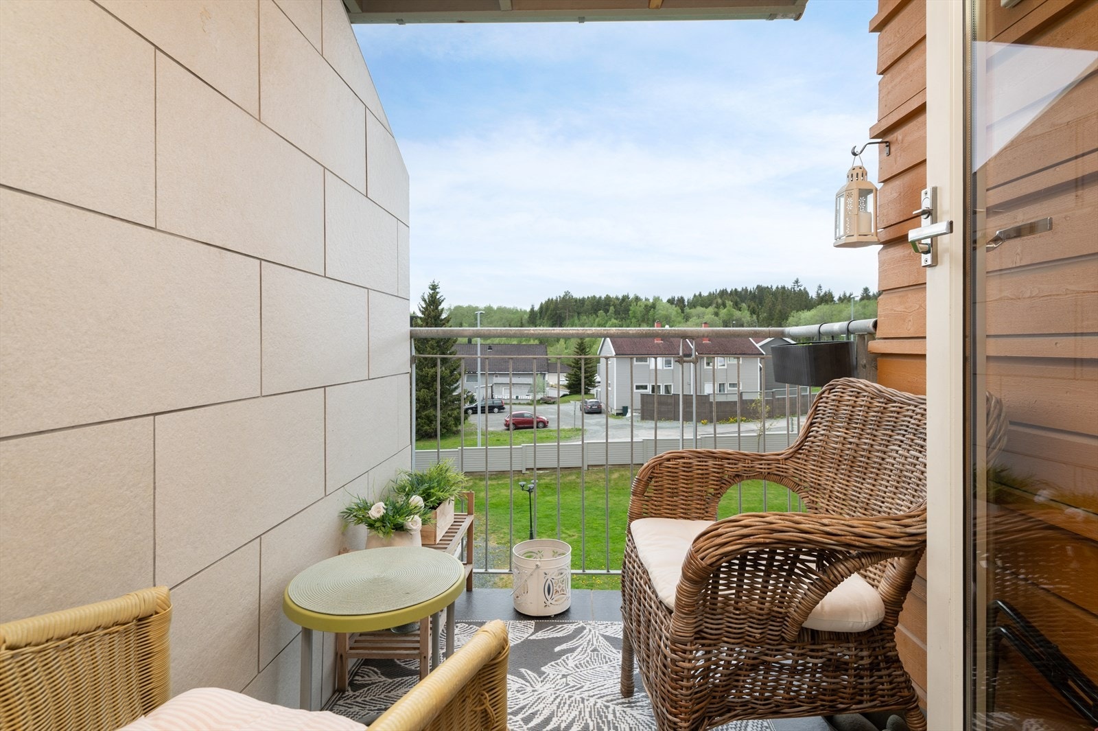 Lun og praktisk balkong med gode solforhold Galleribilde