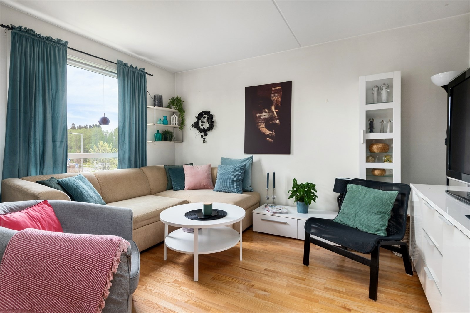 Stuen oppleves som veldig romslig og det er godt med plass til å både sofa, bord og stoler. Galleribilde