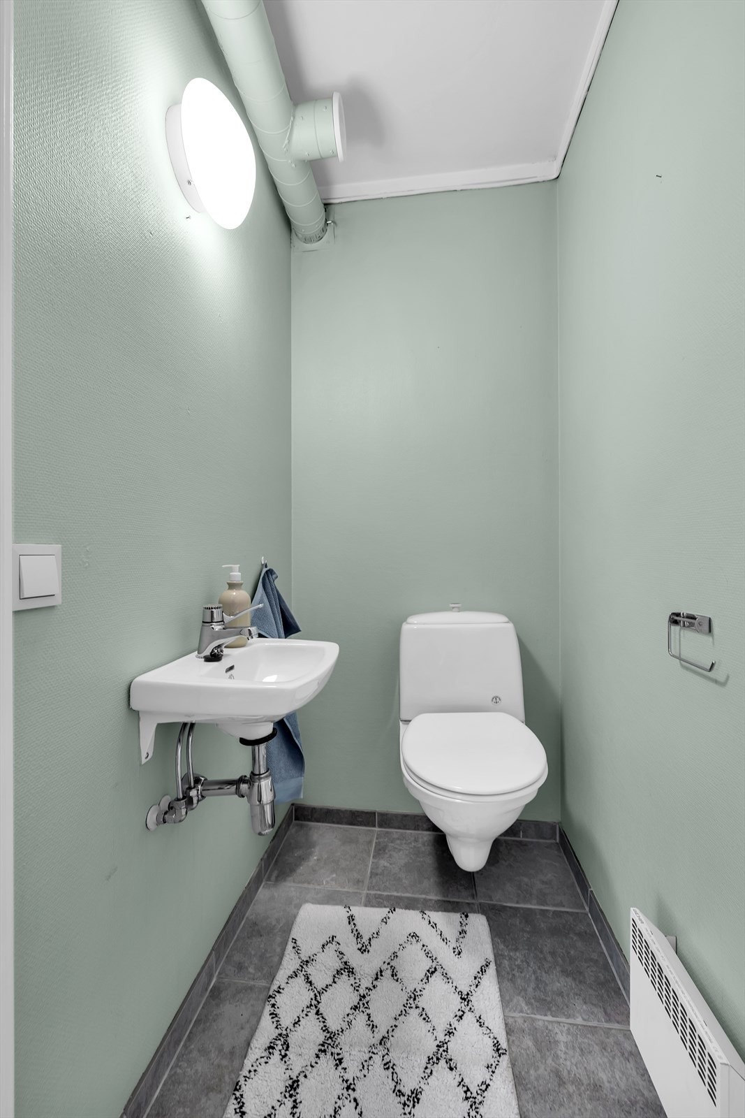 Toalett i eget rom - adskilt fra bad.