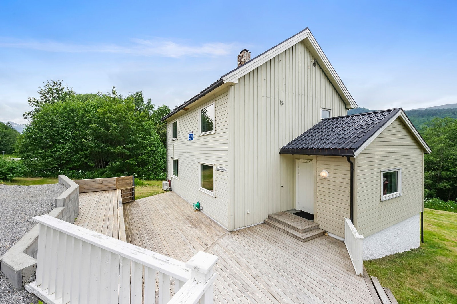 Stor terrasse i forbindelse med inngangsparti Galleribilde