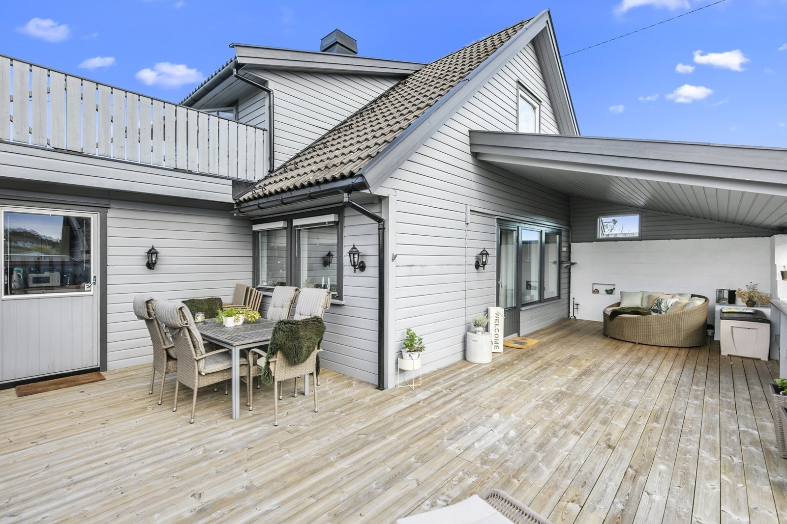 Eiendommen har flere hyggelige uteplasser hvor en kan nyte solforholdene og pent utsyn over omkringliggende omgivelser. Galleribilde