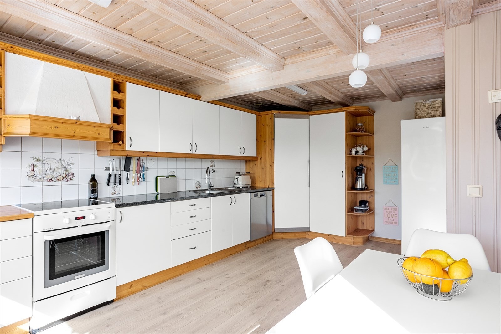 Kjøkkenet inneholder kjølehjørne (aggregat byttet i 2013), plass til komfyr, oppvaskmaskin og integrert ventilator. Galleribilde