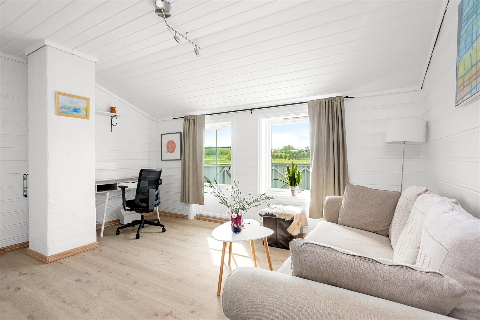 Fra loftstuen er det utgang til en usjenert balkong som har fantastiske solforhold og pent utsyn til golfbanen og omkringliggende omgivelser. Galleribilde