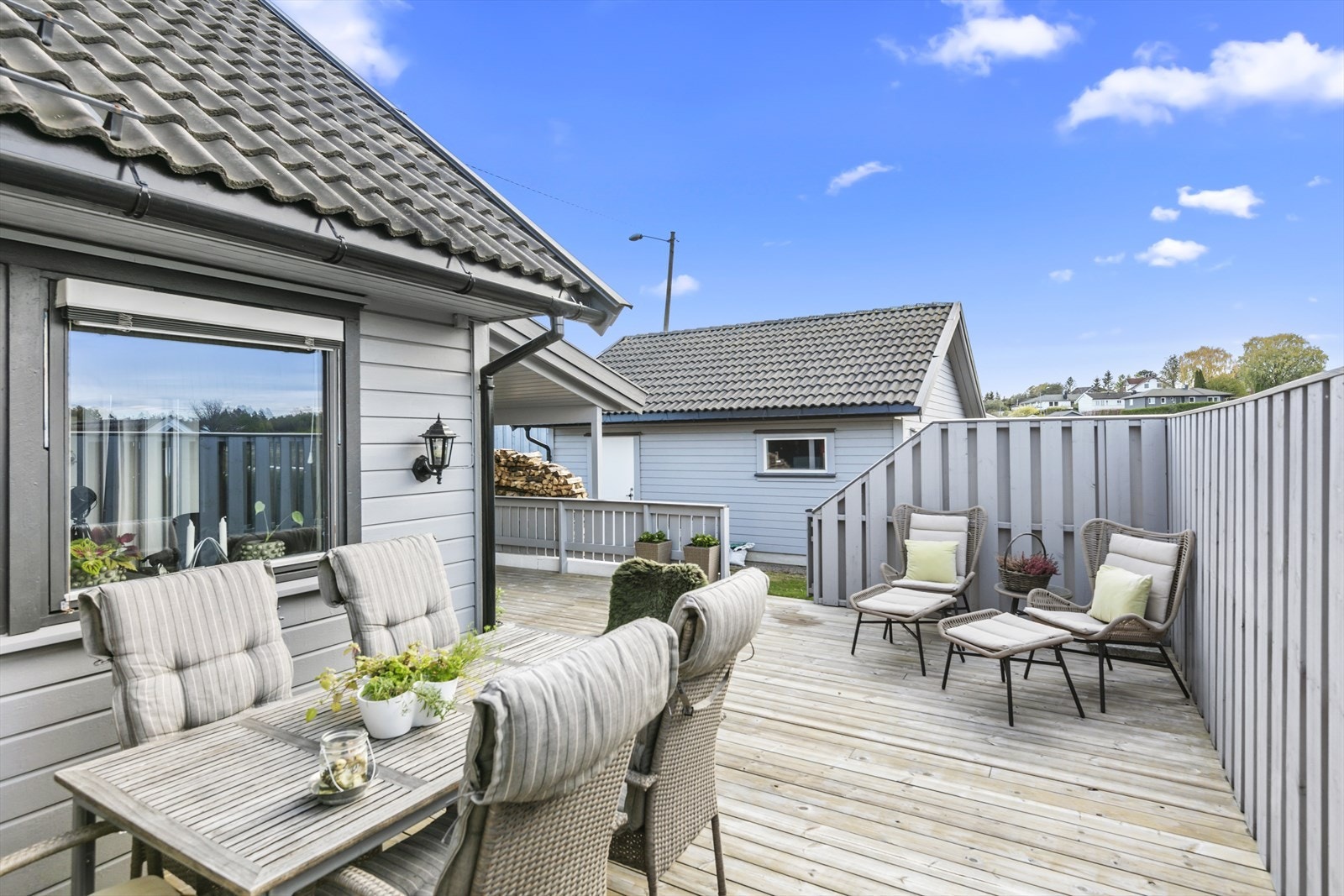 Legg merke til den store boltreplassen på terrassen. Galleribilde