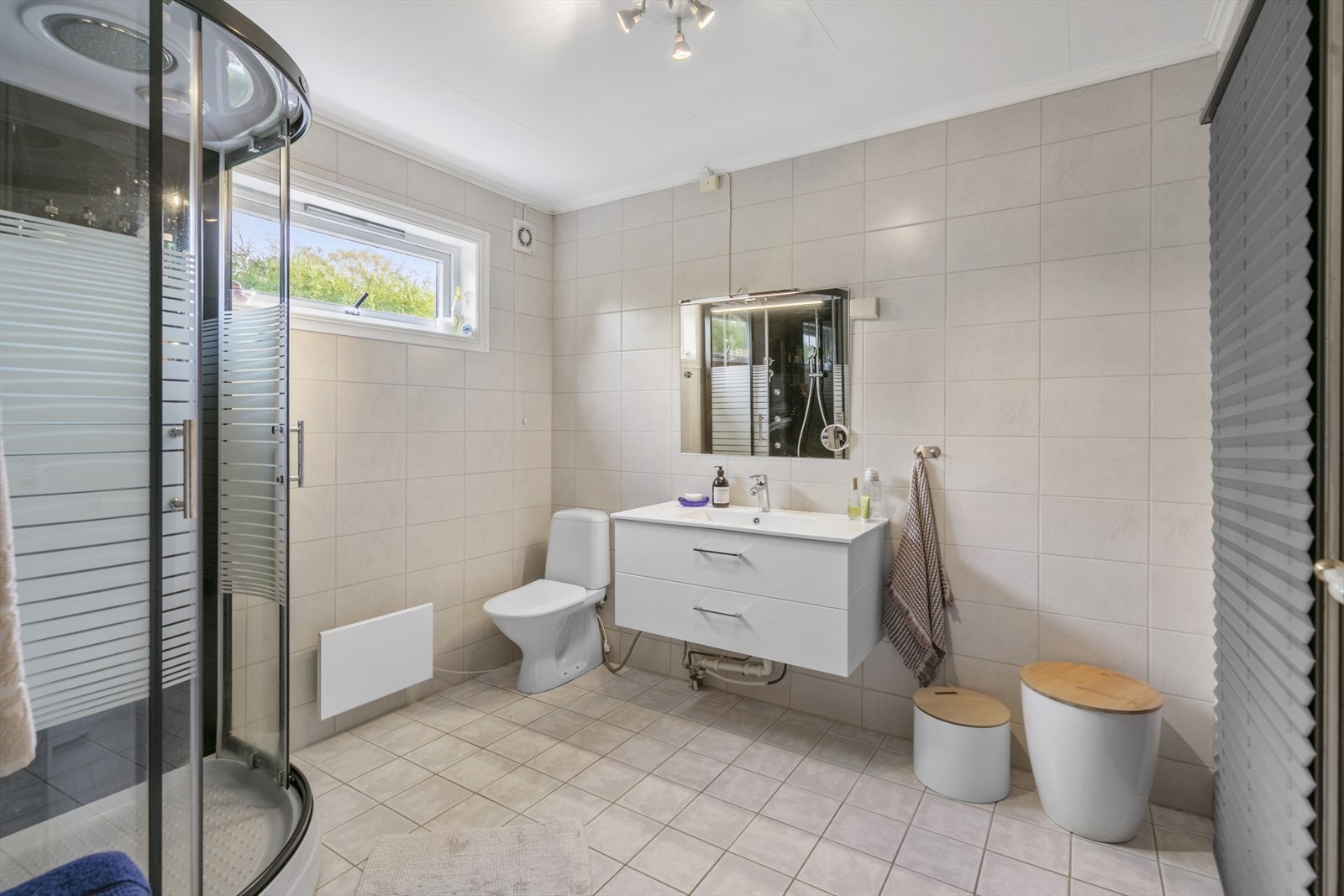 Badet ble oppgradert i 1998/2019 med nye fliser på gulv, nye fliser på vegger i 2019 og malt himling. Galleribilde