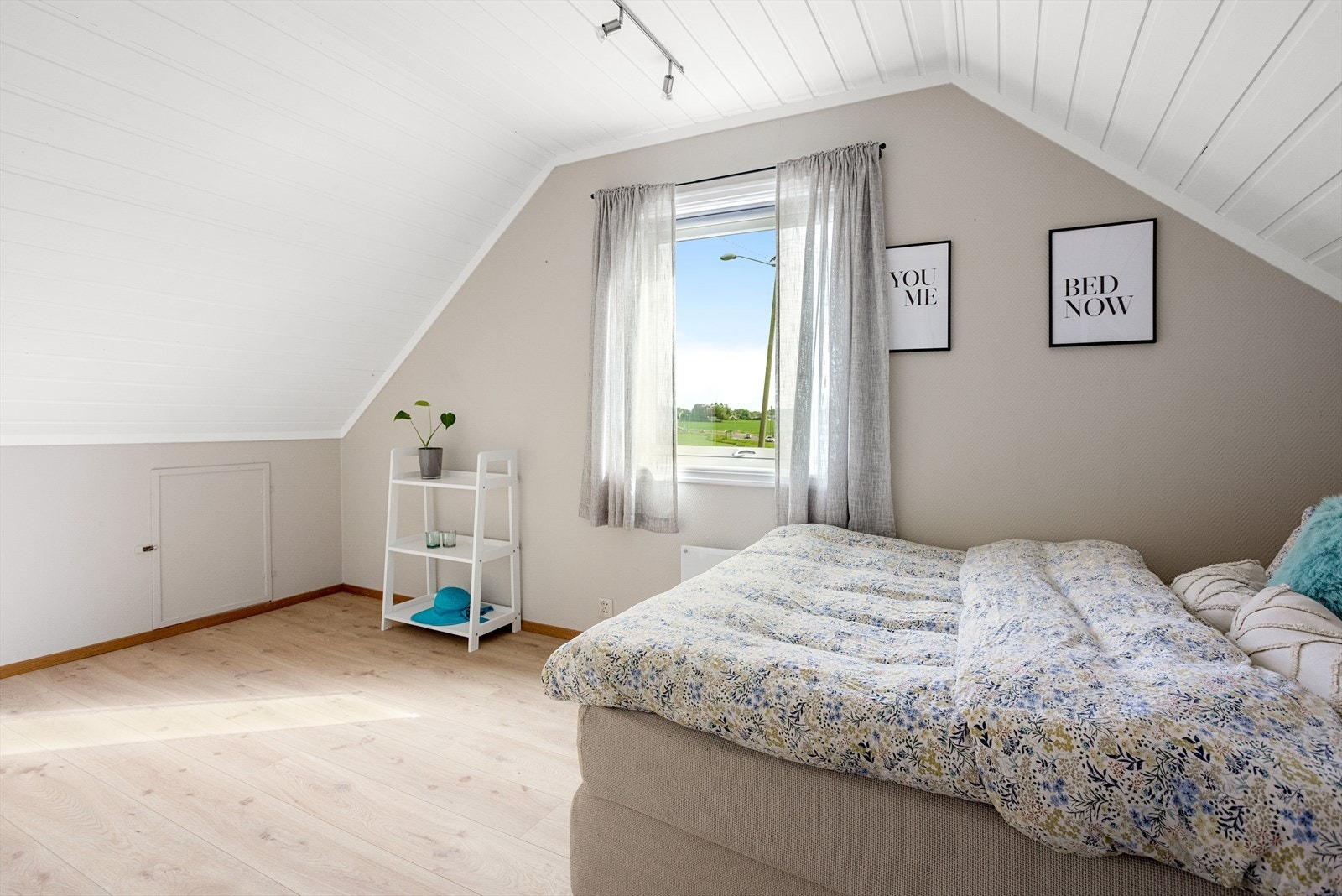 Det er to soverom i 2.etasje. Begge med god plass til seng og soveromsmøblement. Galleribilde