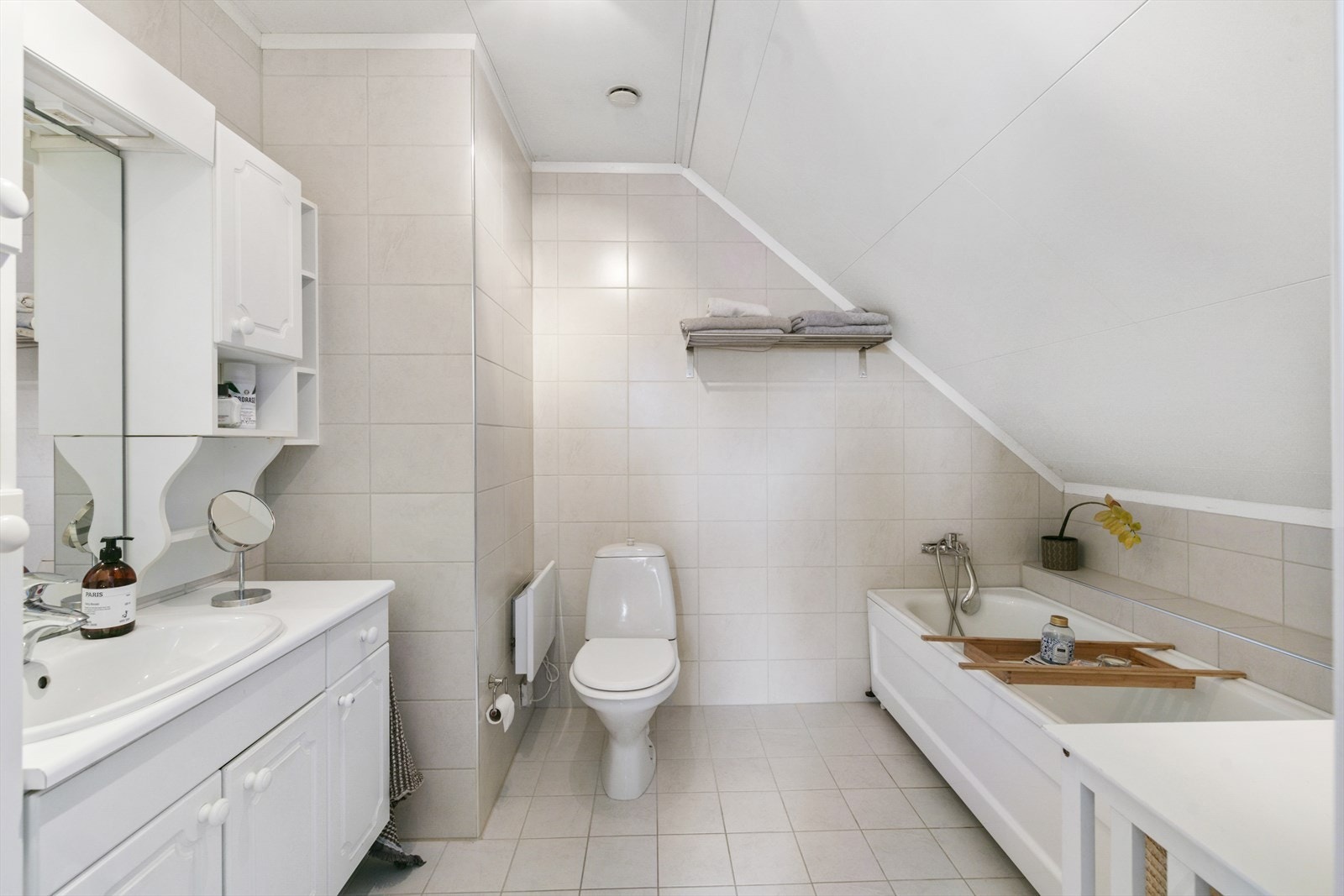Badet i 2.etasje har flislagte overflater fra 2019, samt malt himling. Badet inneholder servant i baderomsinnredning, toalett og badekar. Galleribilde