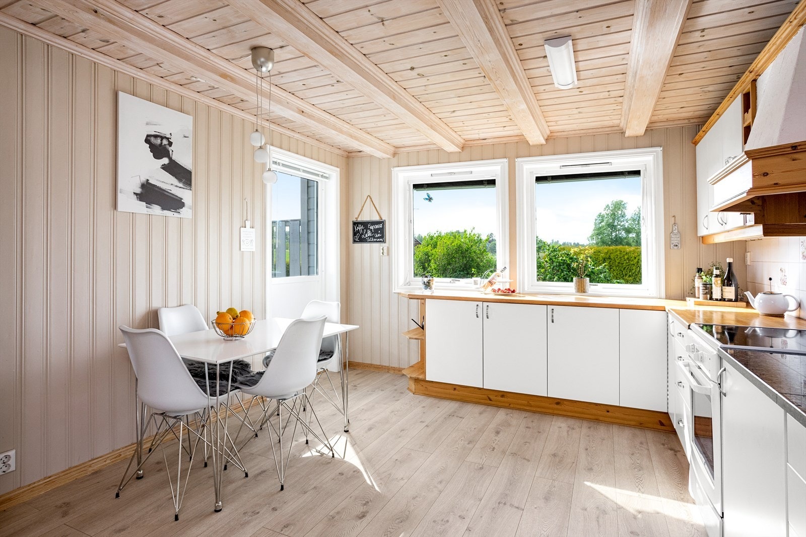Også fra kjøkkenet er det utgang til den store terrassen. Galleribilde