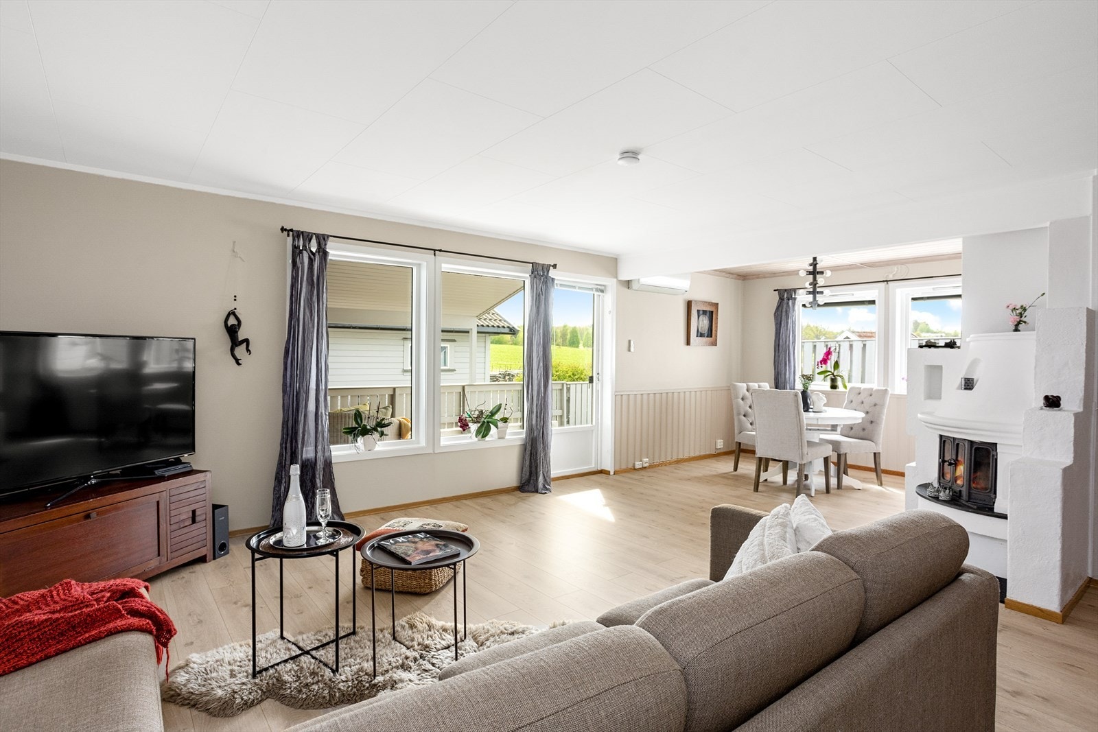 Stuen er stor og delikat med flere innredningsmuligheter. Galleribilde