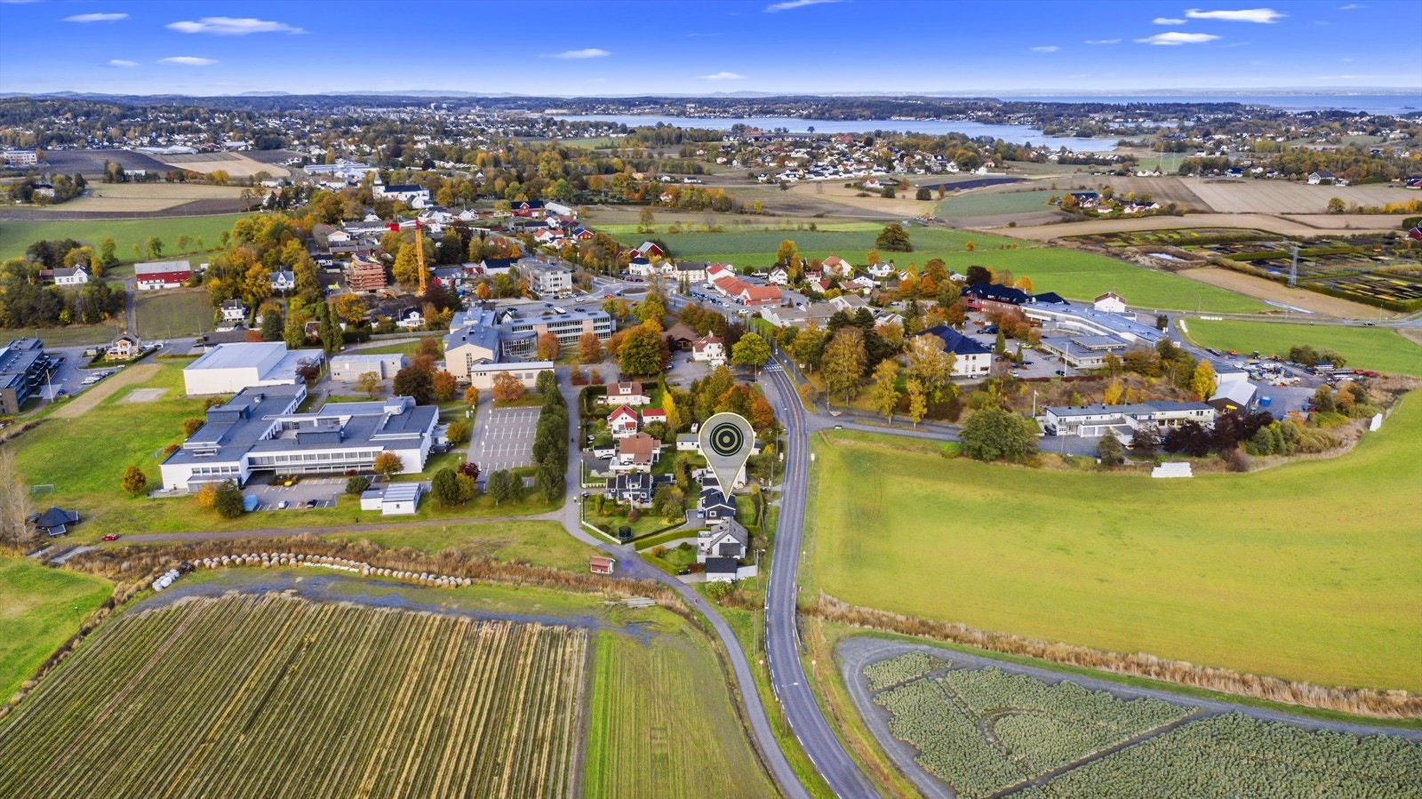 Eneboligen ligger solrikt til i et boligområde på Borgheim. Fra boligen er det kort vei til barnehager, ny barneskole, ungdomsskole, bakeri, landcafé og flotte turområder. Galleribilde