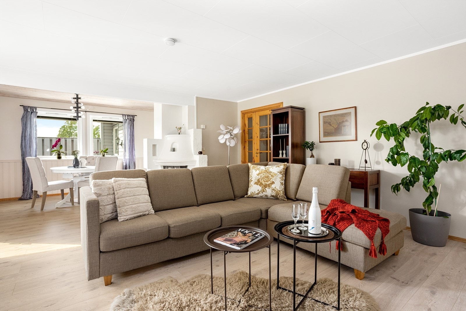 Her er det god plass til hele familien, samt rikelig med plass til hyggelige lag med både venner og familie. Galleribilde