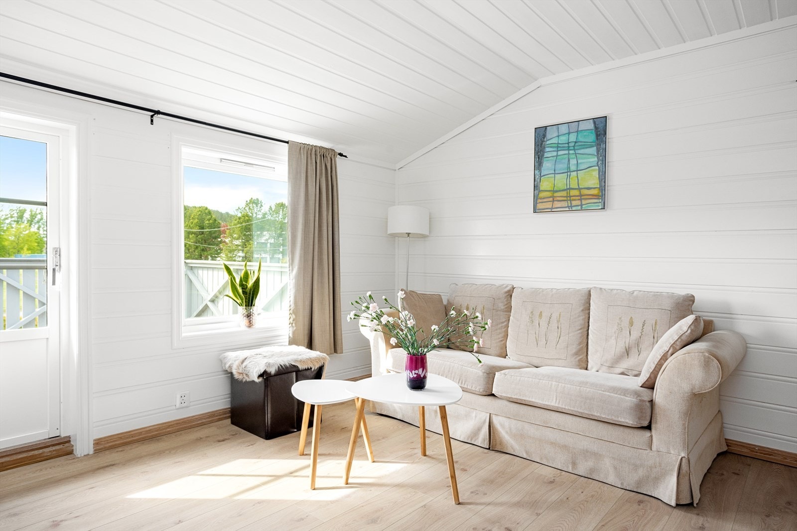 Boligens 2. etasje har en lys og romslig loftstue med flerbruksmuligheter. Galleribilde