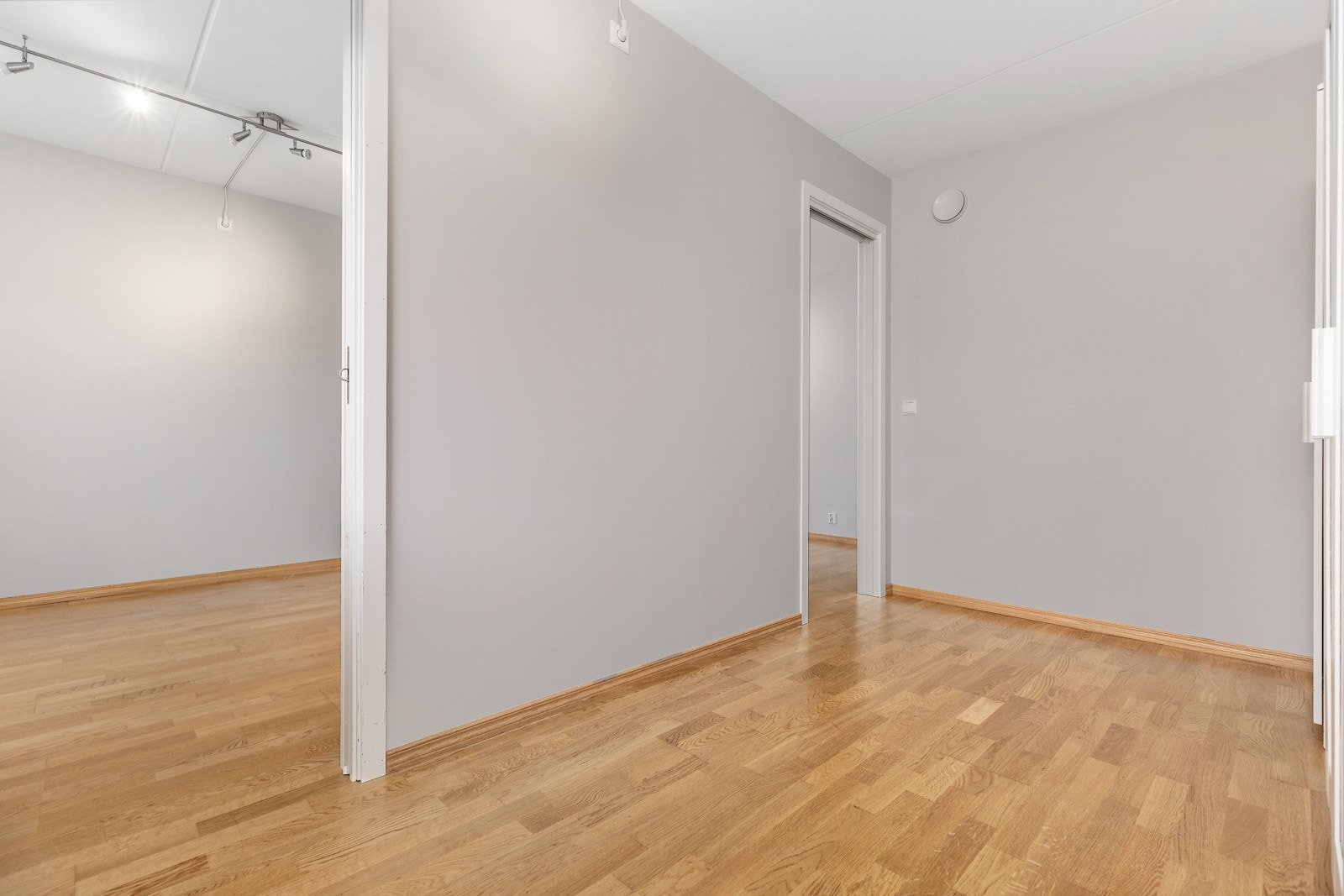 Soverommet har to plassbesparende skyvedører som gjlr det enkelt å utnytte plassen til det fulle. Galleribilde
