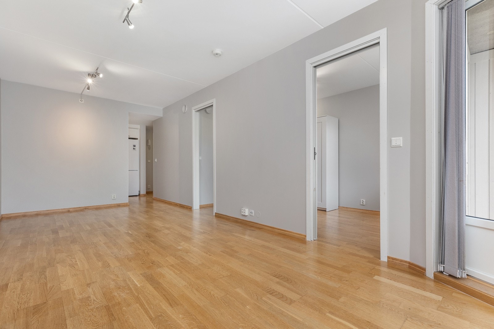 Leilighetens soverom har adkomst fra stuen. Galleribilde