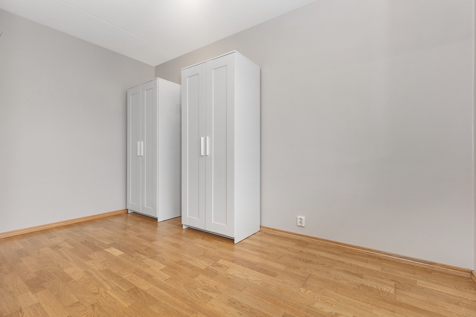 Det er god plass til dobbeltseng og nattbord. Rommet er skjermet for innsyn og det er montert rullgardin på vinduet. Galleribilde