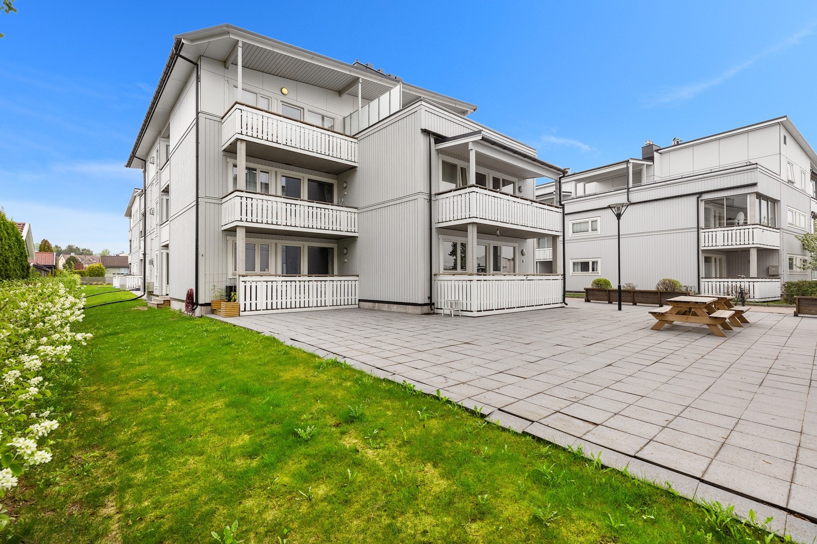 Sameiet Kjeller Park har fine fellesområder med plan, felles sykkelparkering, lekeområder og sitteplasser. Galleribilde