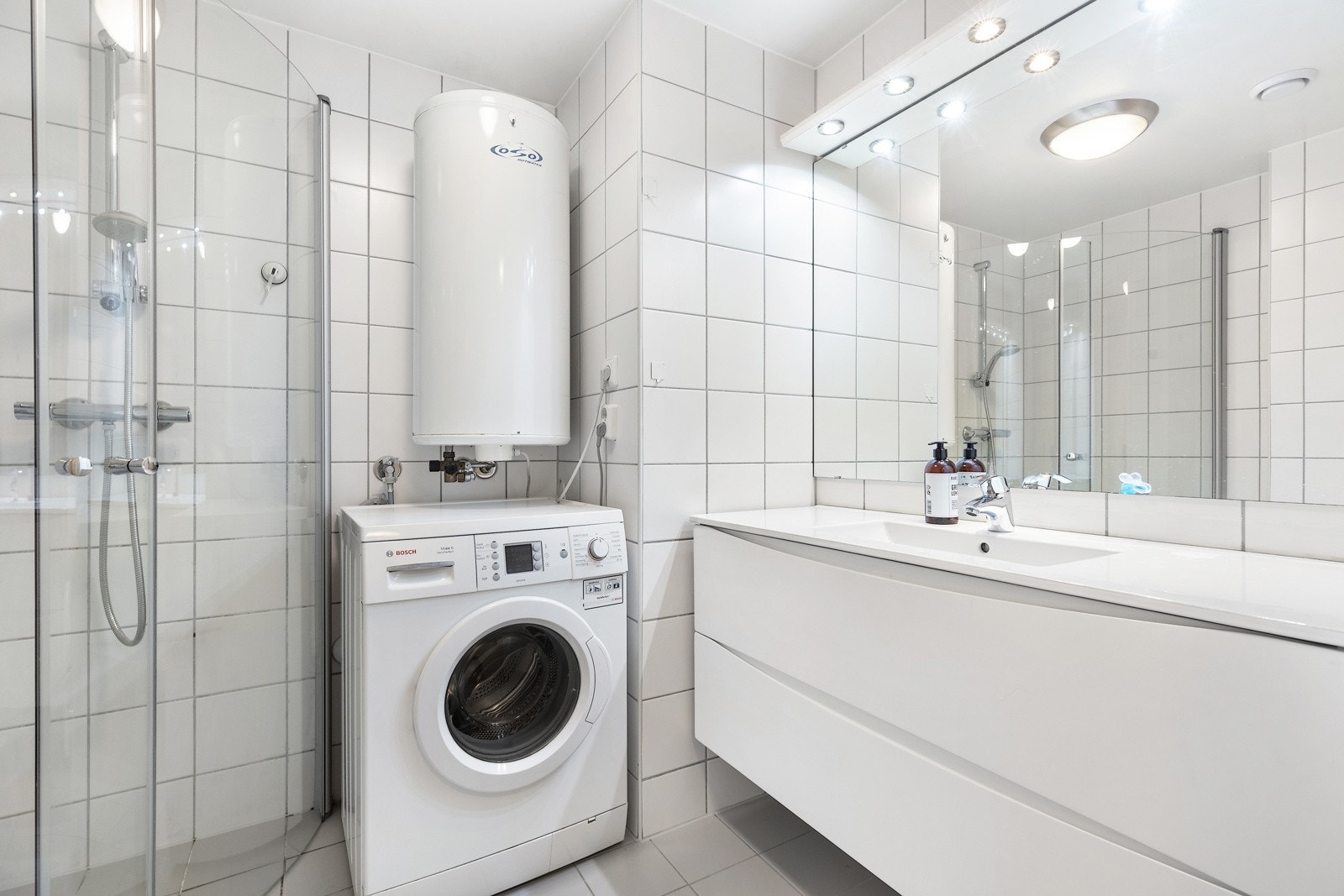 Videre har badet veggmonter toalett, dusjhjørne med innfellbare dører og opplegg for vaskemaskin. Vv.bereder er montert på veggen. Galleribilde