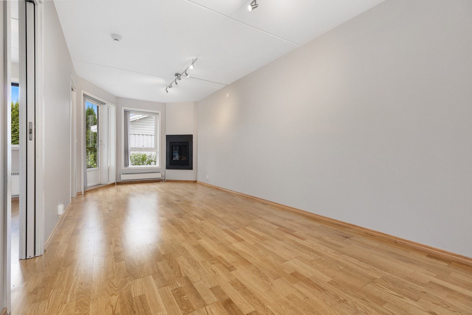 Innnenfor kjøkkenet er det romslig og lys stue med god plass til møblement. Galleribilde