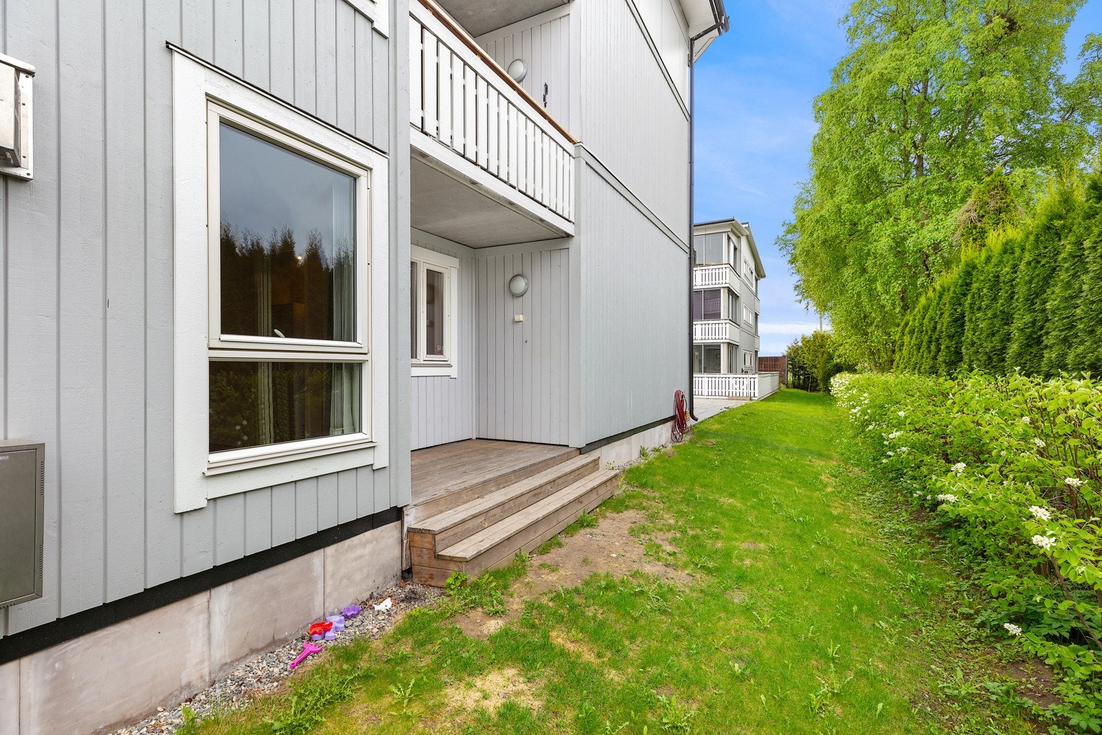 Leiligheten ligger i 1. etasje og har skjermet markterrasse uten innsyn. Merk at det også er tilgang til felles takterrasse. Galleribilde