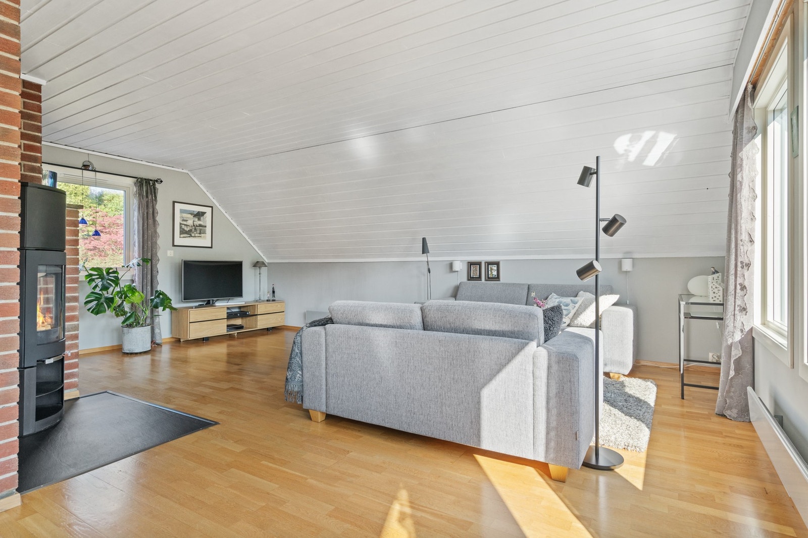 I 1.etasje kommer du inn i boligens sosiale sone. Med vedovn i stuen er det enkelt å holde en god innetemperatur. Galleribilde