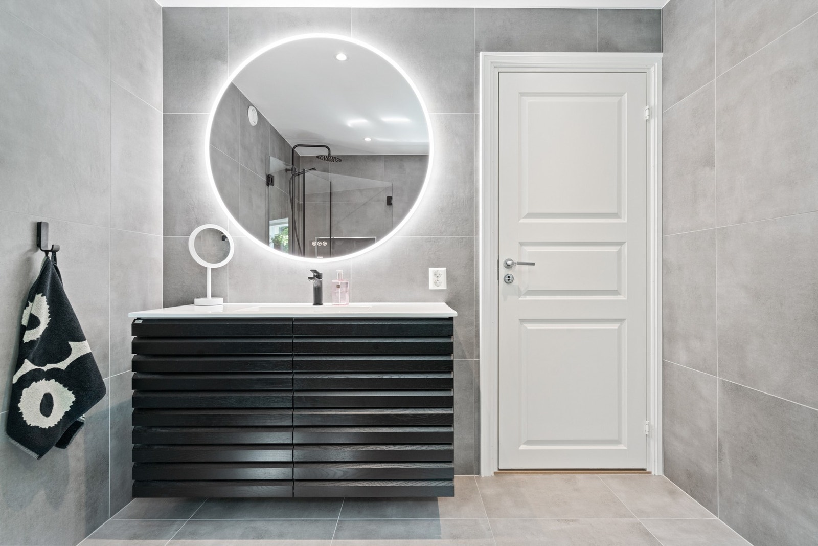 Lyse delikate fliser på gulv og vegger med 60x60 flis, og slettmalt himling med downlights. Galleribilde