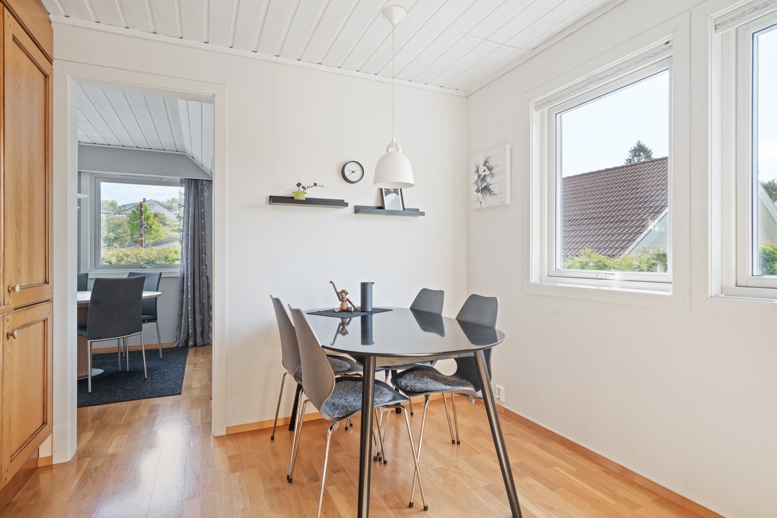 På kjøkkenet er det avsatt plass til spisebord hvor frokosten kan inntas. Galleribilde