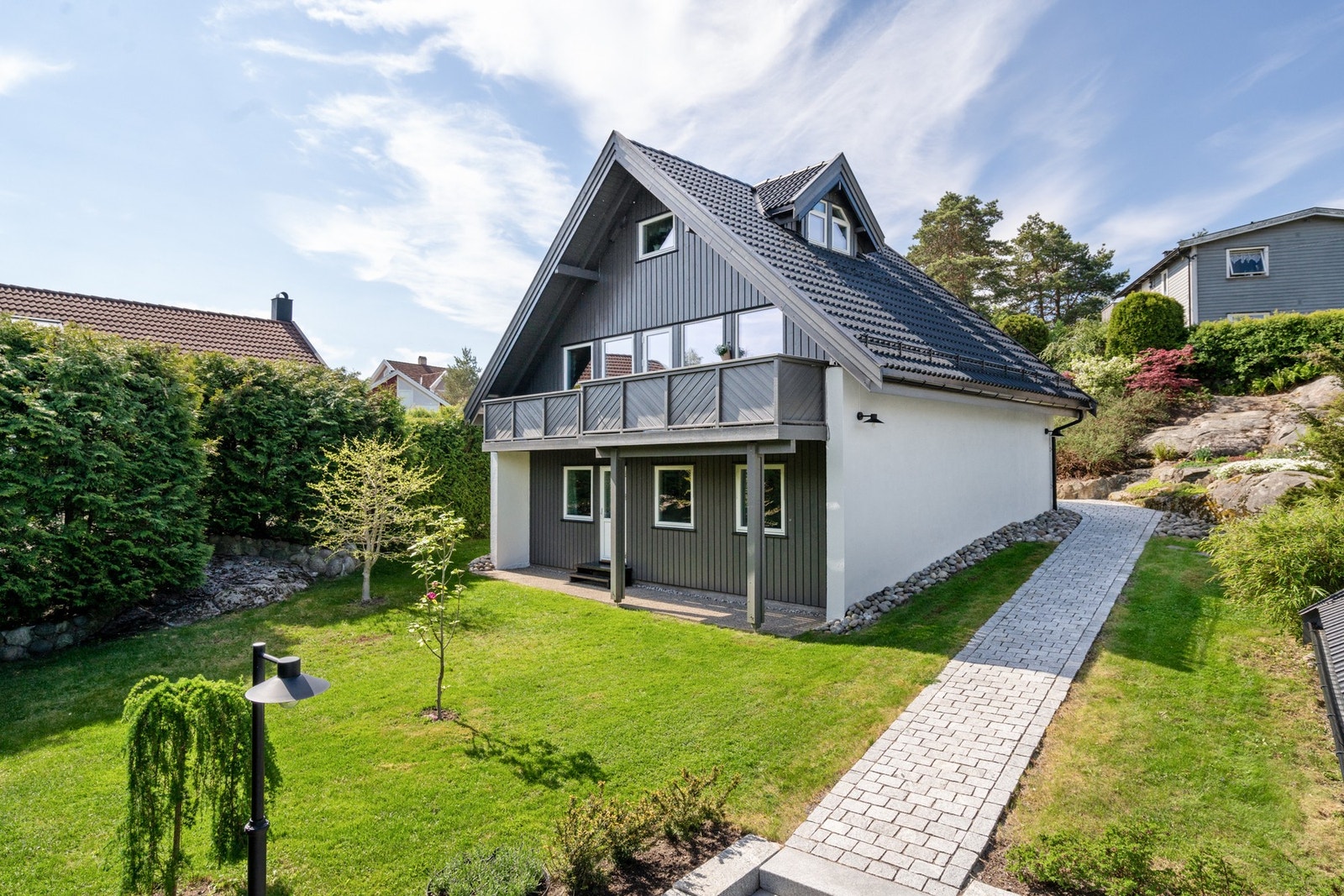 Eiendommen innbyr til lek og tilrettelegger for herlig sommerhygge for hele familien. Galleribilde