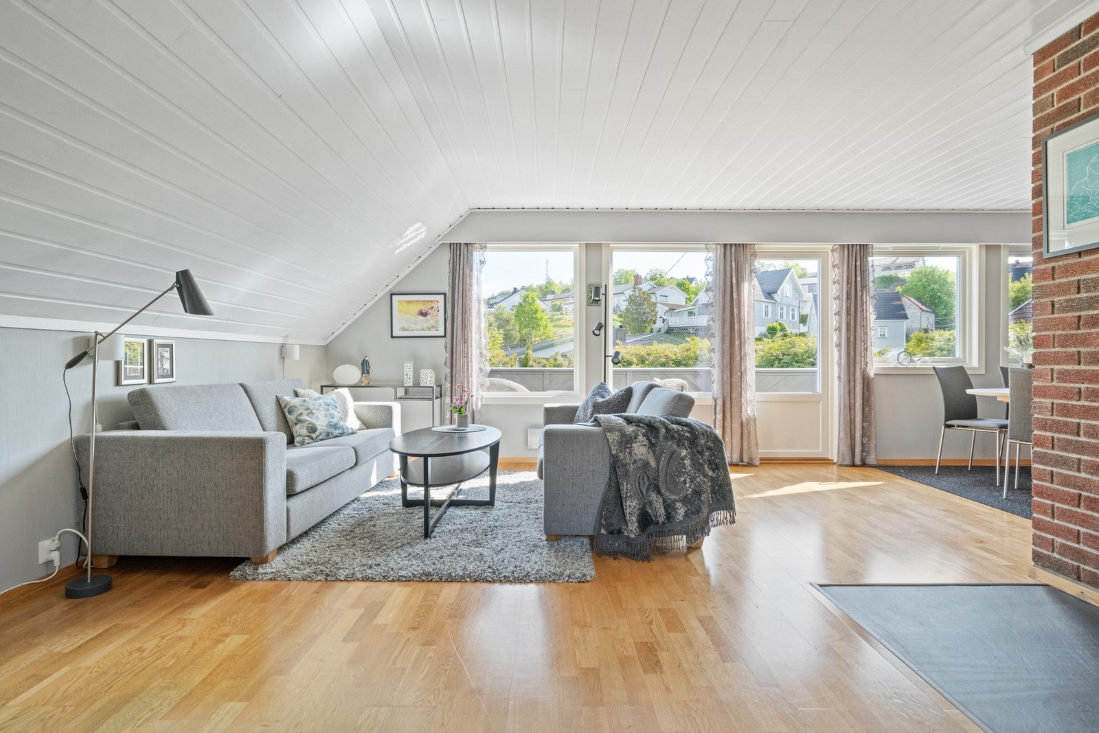 Stuens romløsning er perfekt for å innrede med TV-krok og for eksempel egen lesekrok. Galleribilde