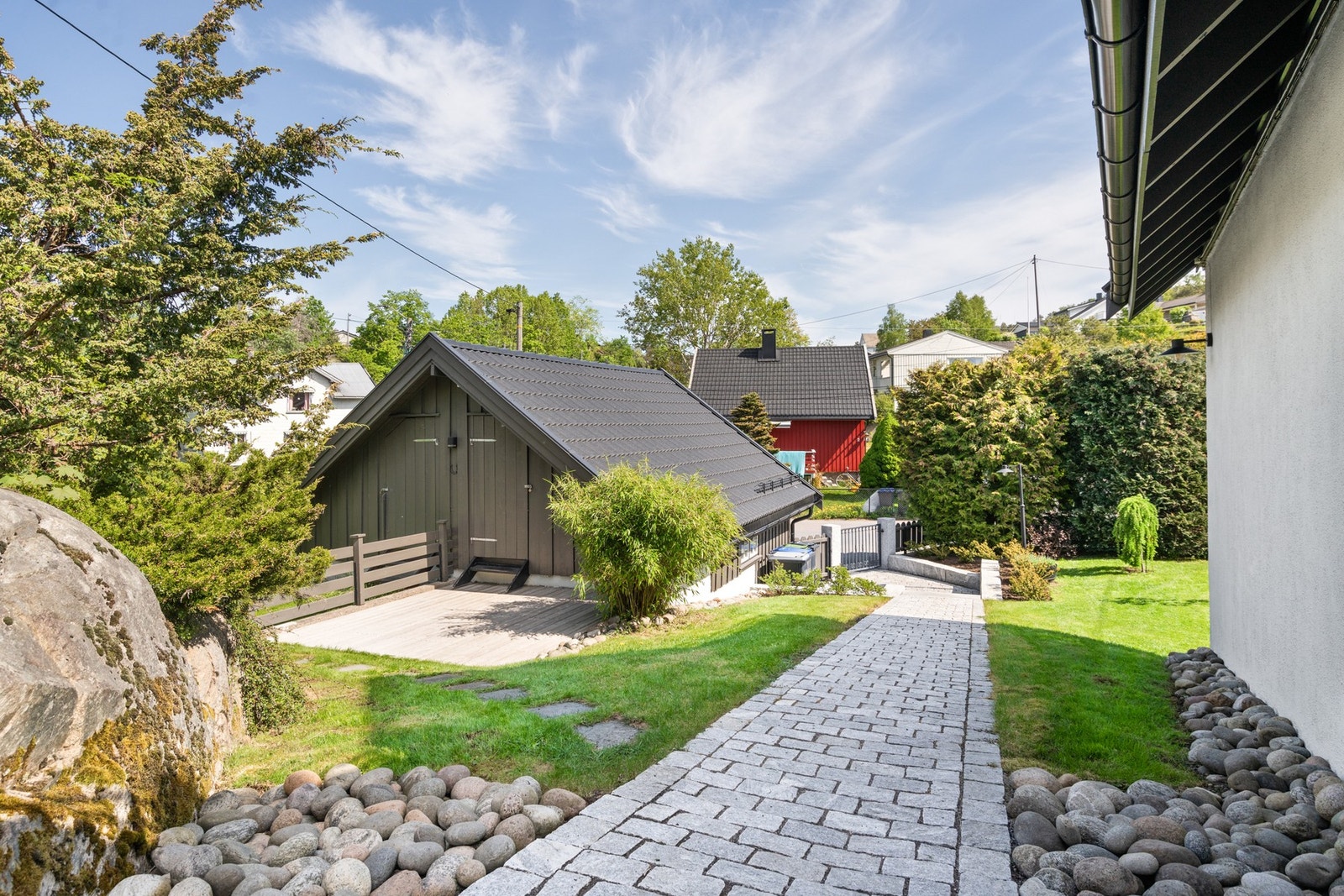 Hagen er fantastisk anlagt med skiferstein, belegningsstein, diverse beplanting og plattinger. Galleribilde
