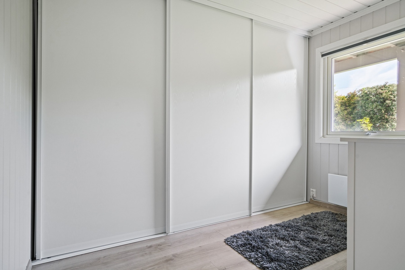Garderoberommet var opprinnelig det tredje soverommet, og kan tilbakeføres om man trenger et ekstra soverom. Galleribilde