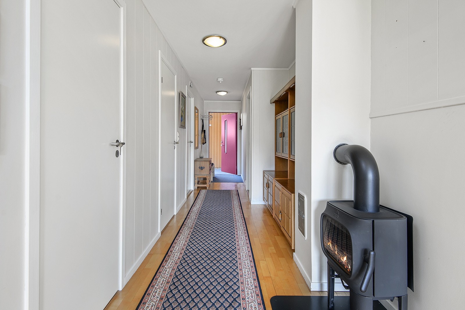 Entré/hall har plass for garderobeløsning i innhuk, samt enklere garderobe og oppbevaringsløsninger ved dør. Galleribilde