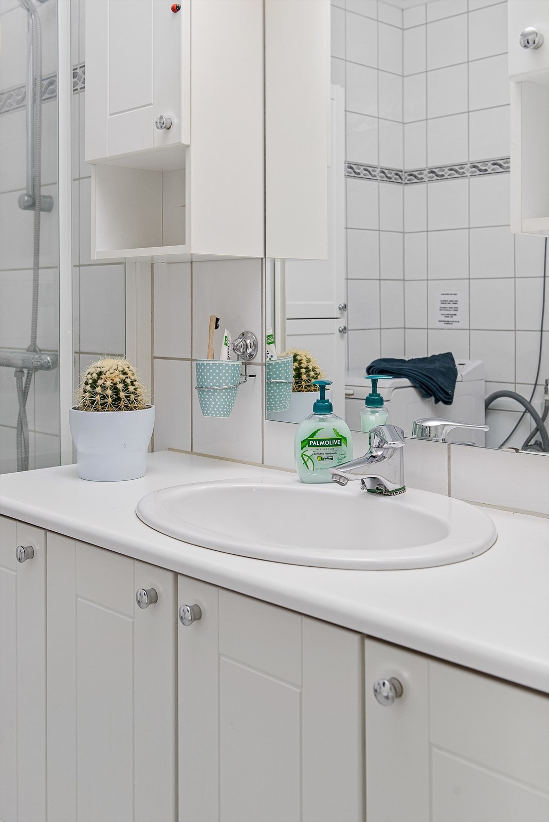 Romslig innredning med god plass for oppbevaring av baderomsartikler. Galleribilde