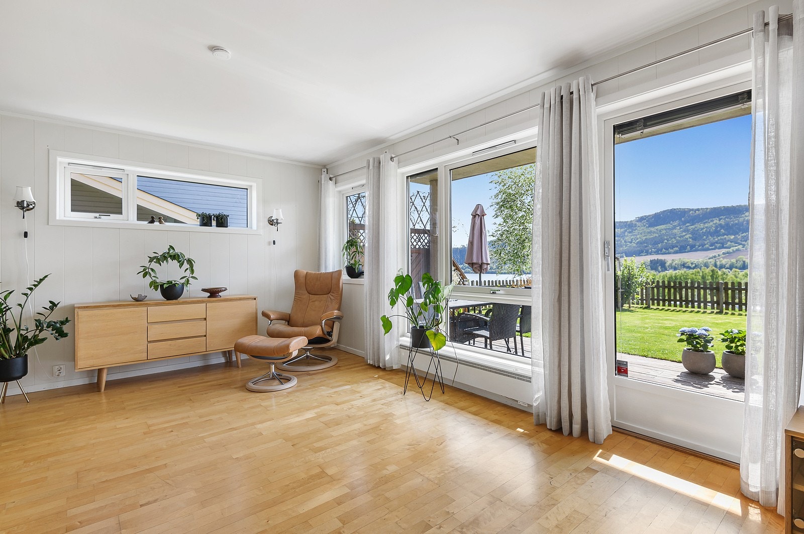 God plass for sittegruppe og evt. kommode, sjenk eller andre typer møbler. Galleribilde
