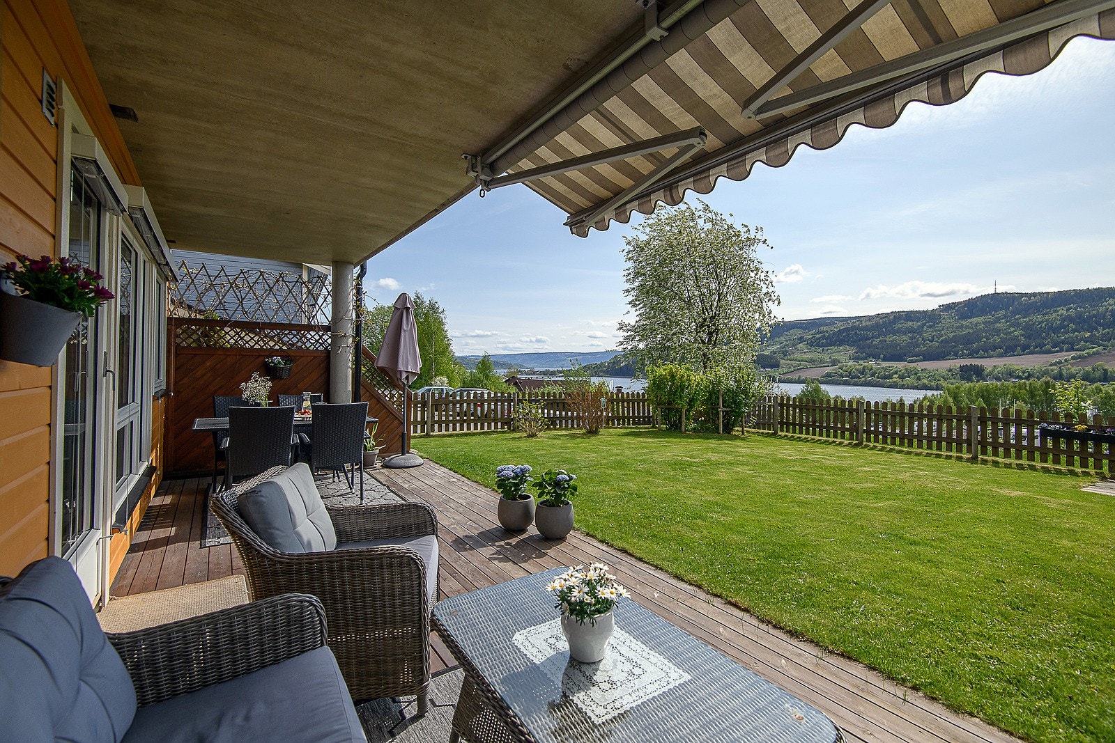 Overbygget terrasse med markiser som solskjerming Galleribilde