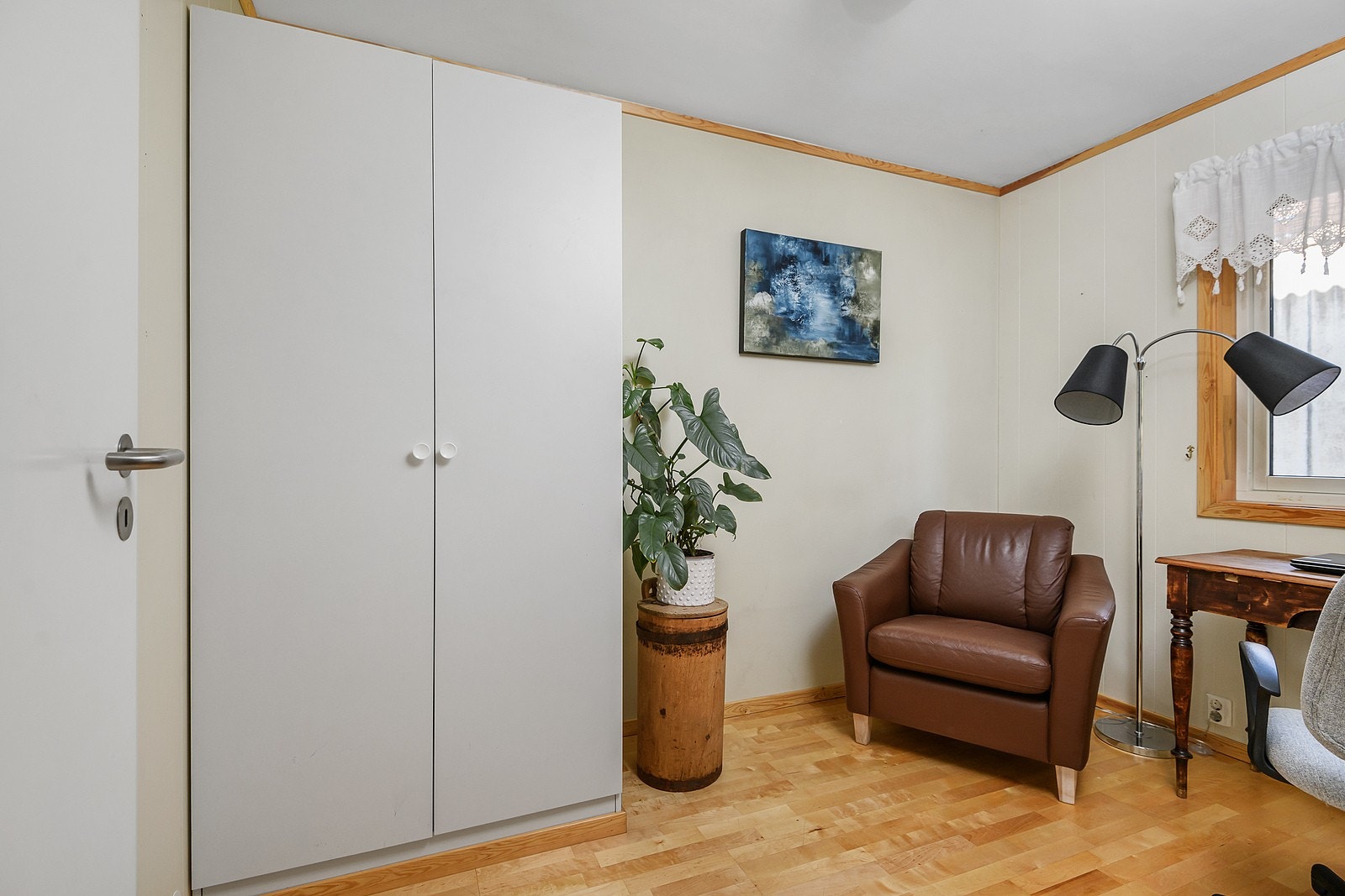 Soverom 2 er noe mindre, men også her er det plass for garderobe. Galleribilde