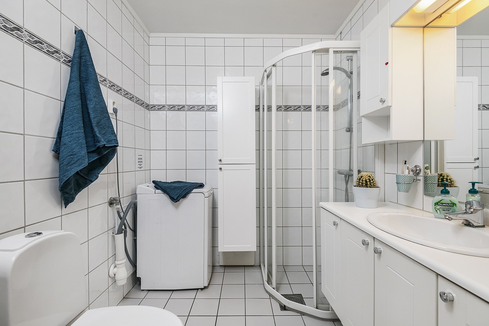 Lyst flislagt bad med gulvvarme Galleribilde