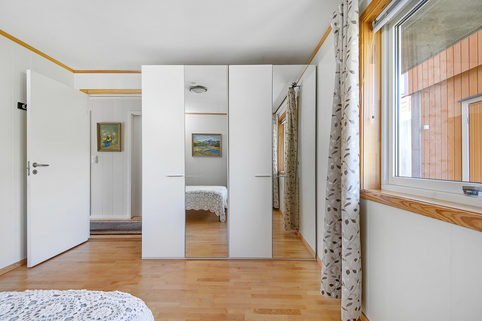 Rikelig med plass for garderobe Galleribilde