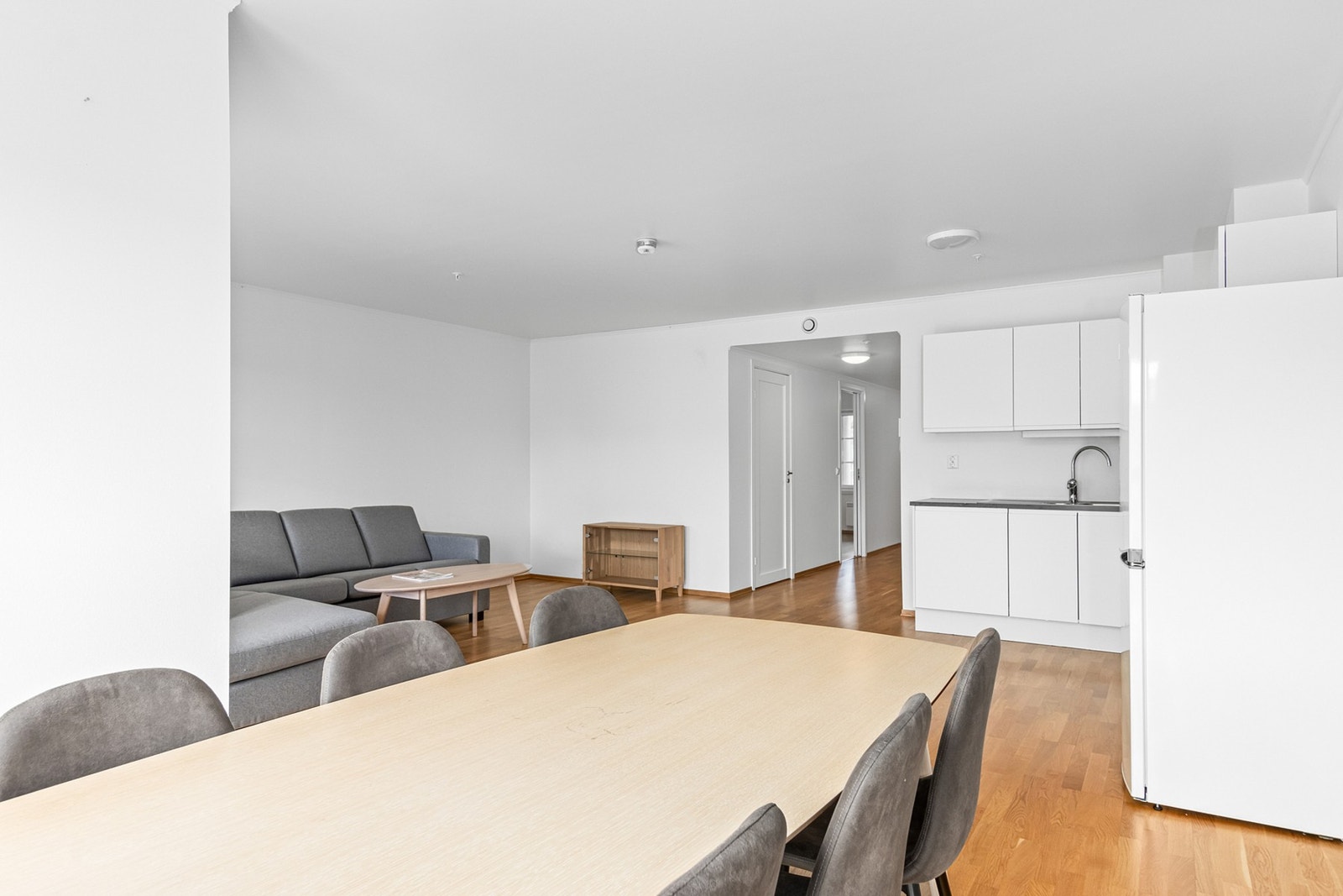 Leiligheten har åpen løsning mellom stue og kjøkken Galleribilde