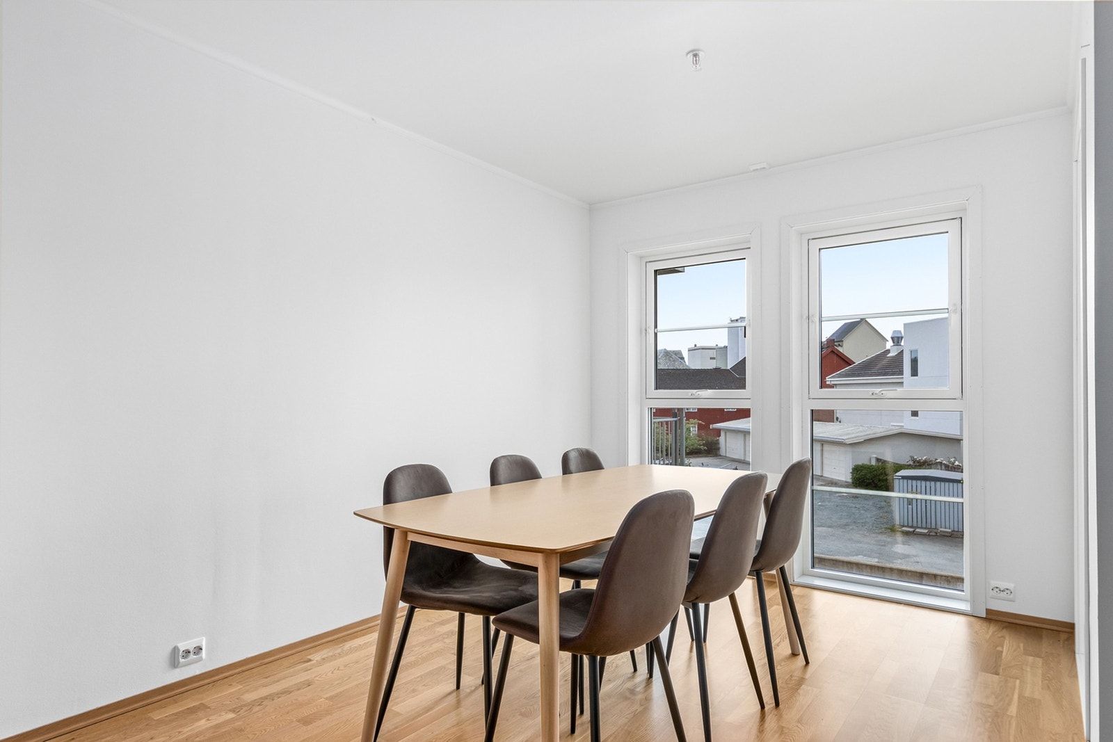 God plass til spisemøbler ved kjøkkenet. Galleribilde