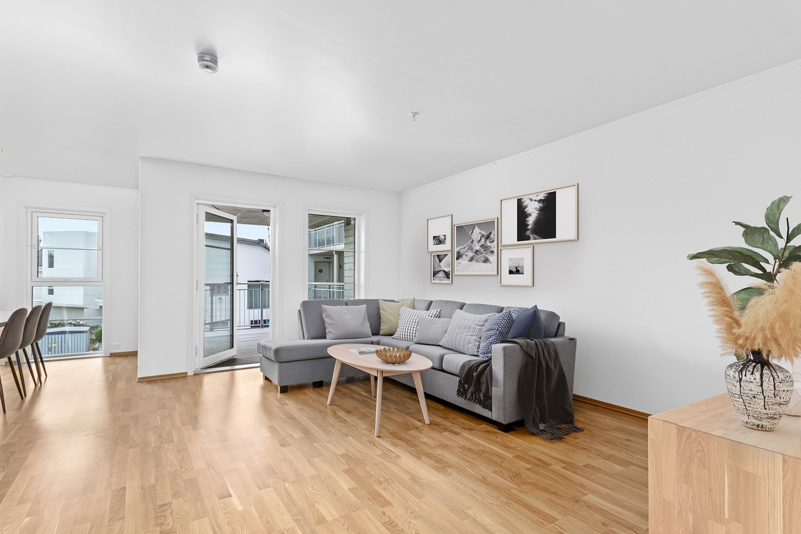 Fra stue er det utgang til balkong. Galleribilde