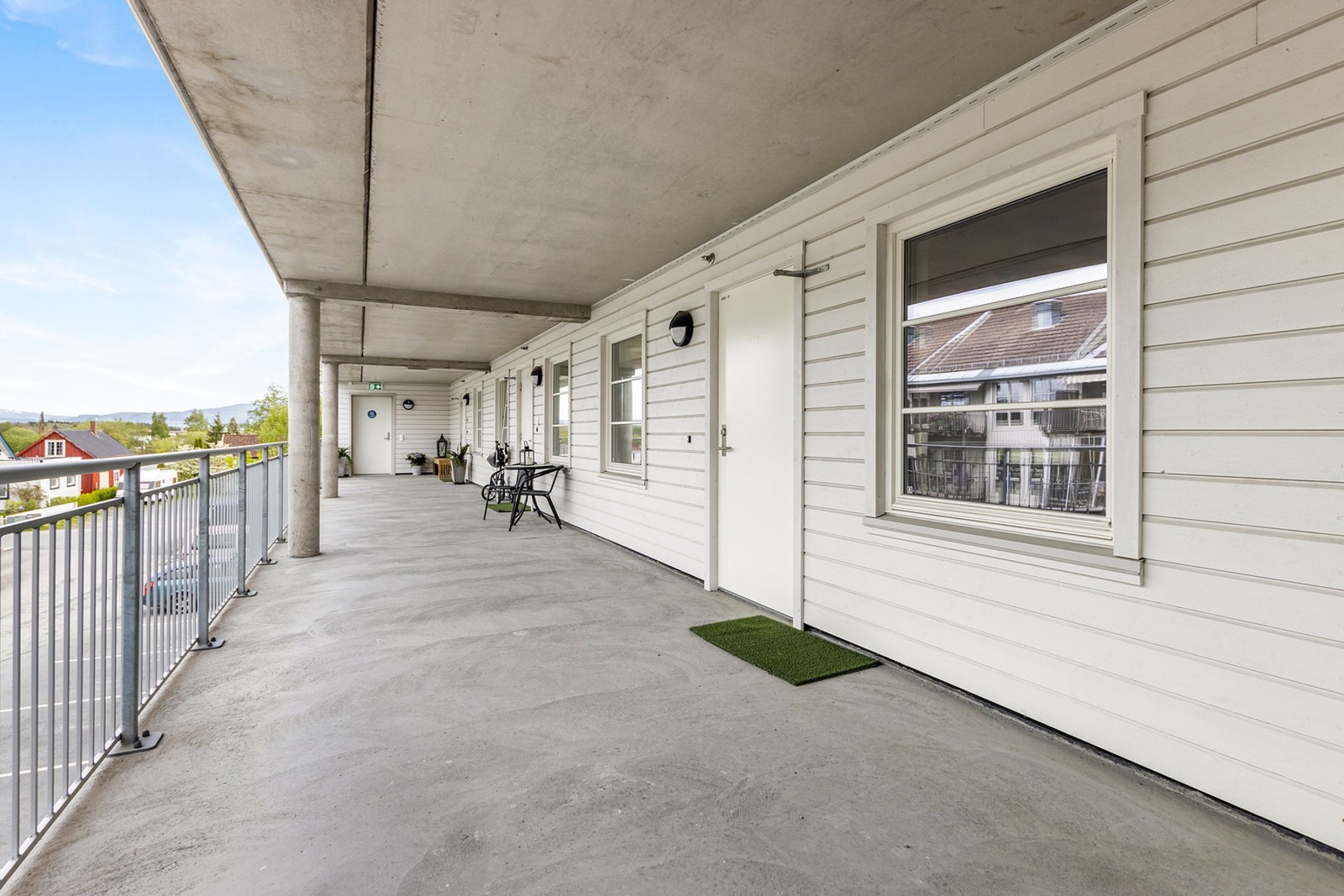 Romslig svalgang med god plass til bord og stoler. Galleribilde