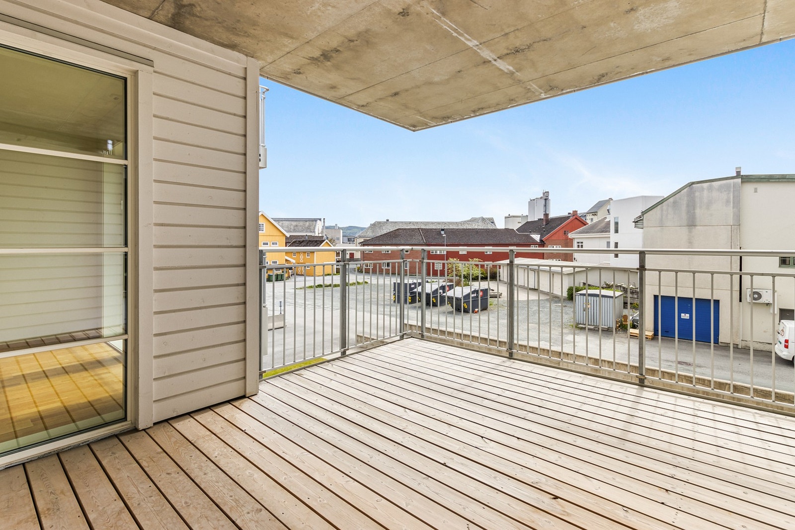 Sørvest-vendt balkong med god plass til utemøbler. Galleribilde