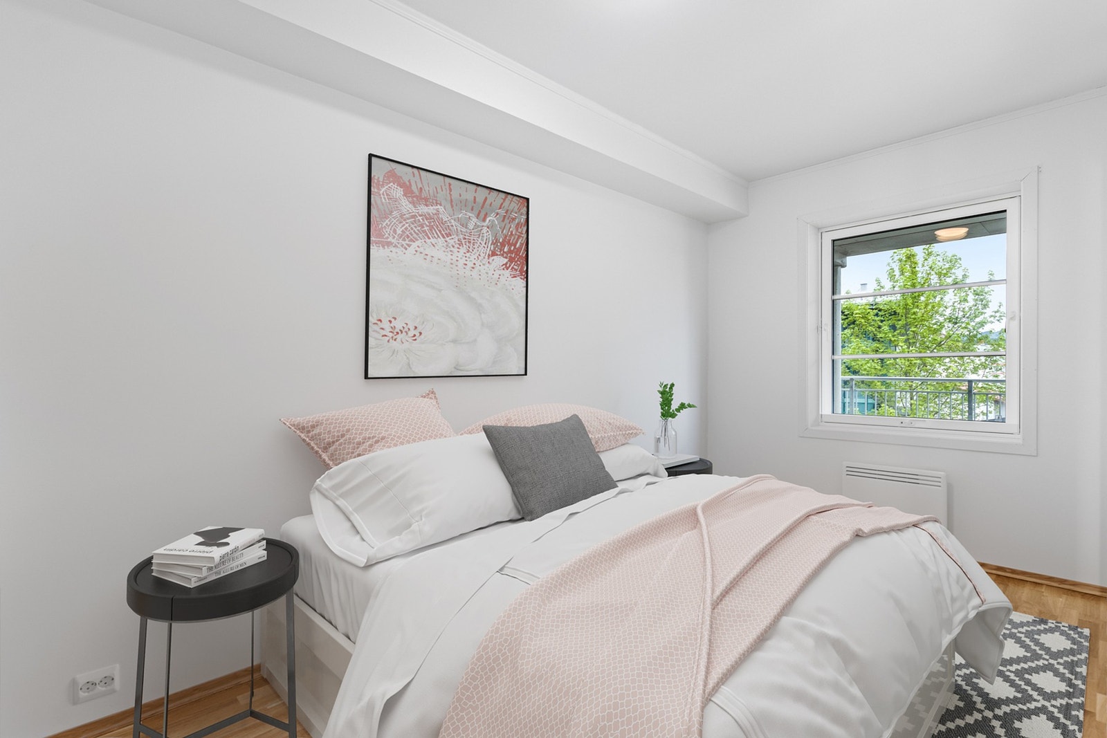 Leiligheten har 2 soverom. Hovedsoverommet har god plass til dobbeltseng og garderobeskap. Galleribilde