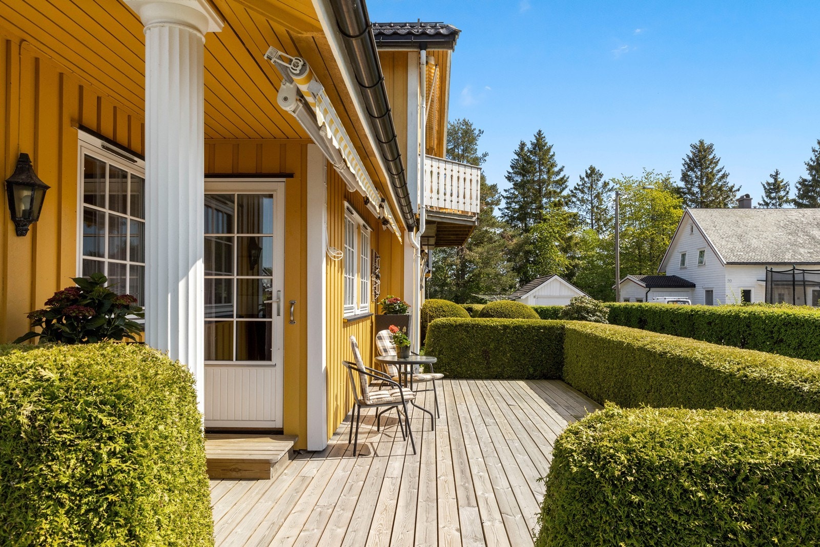 Solrik terrasse/hage med adkomst fra stue Galleribilde