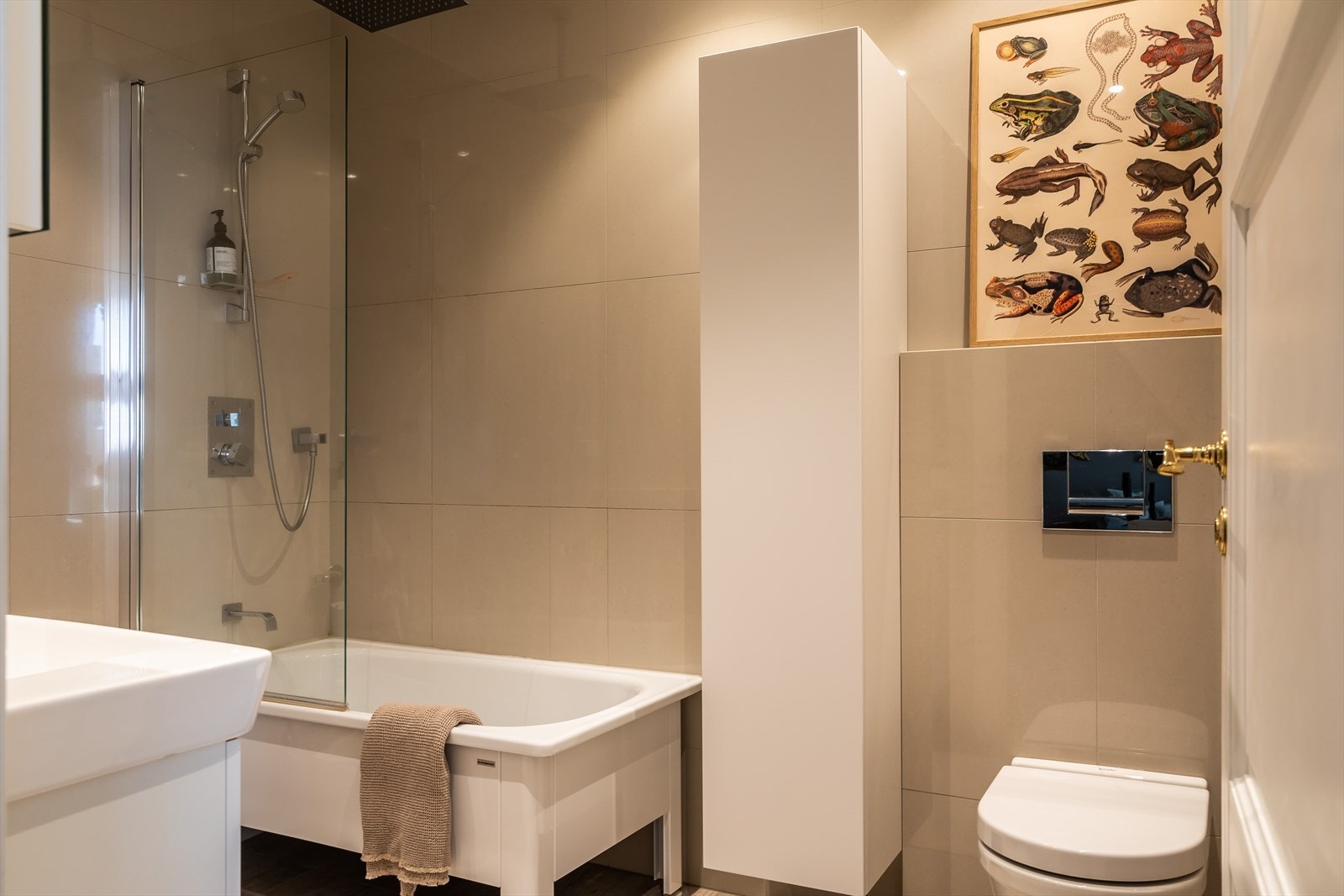 Badet er rehabilitert i 2017 med varmekabler, membran, sluk, fliser, ny innredning, samt sanitærutstyr Galleribilde