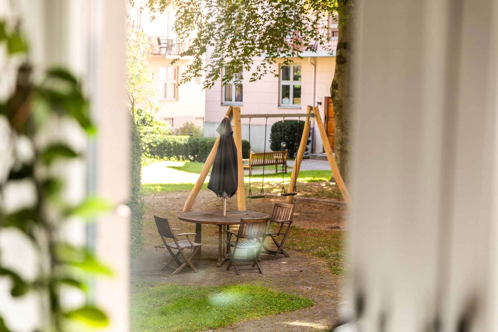 Fra leiligheten er det utsikt til området rundt med gårdsrom og gate Galleribilde